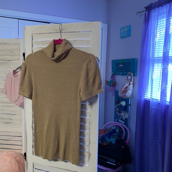 Tops - Picture 2 of 9